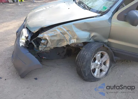 2005 Ford Escape Xlt z USA, uszkodzony, nr VIN 1FMYU03115KD87970